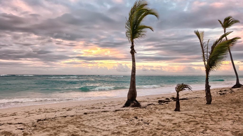 Mauritius időjárása ma: erős szél és nagy hullámok miatti figyelmeztetés turistáknak