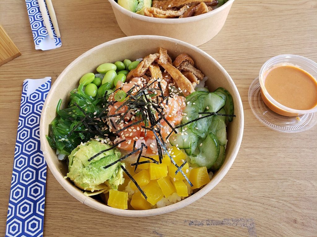 Poké bowlok Mauritiuson: növekvő népszerűség és élelmiszerbiztonsági tippek